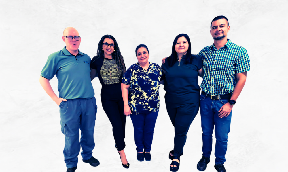 Equipo médico de Autreat compuesto por uróloga, anestesiólogo, especialista en radioterapia y enfermera, reunidos para brindar atención integral y personalizada en salud urológica.